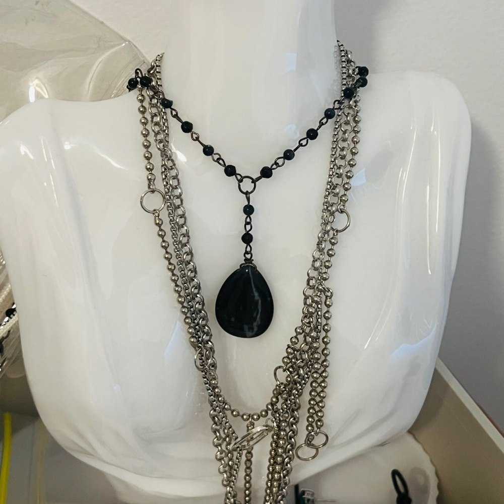 Beaded necklace teardrop pendant black